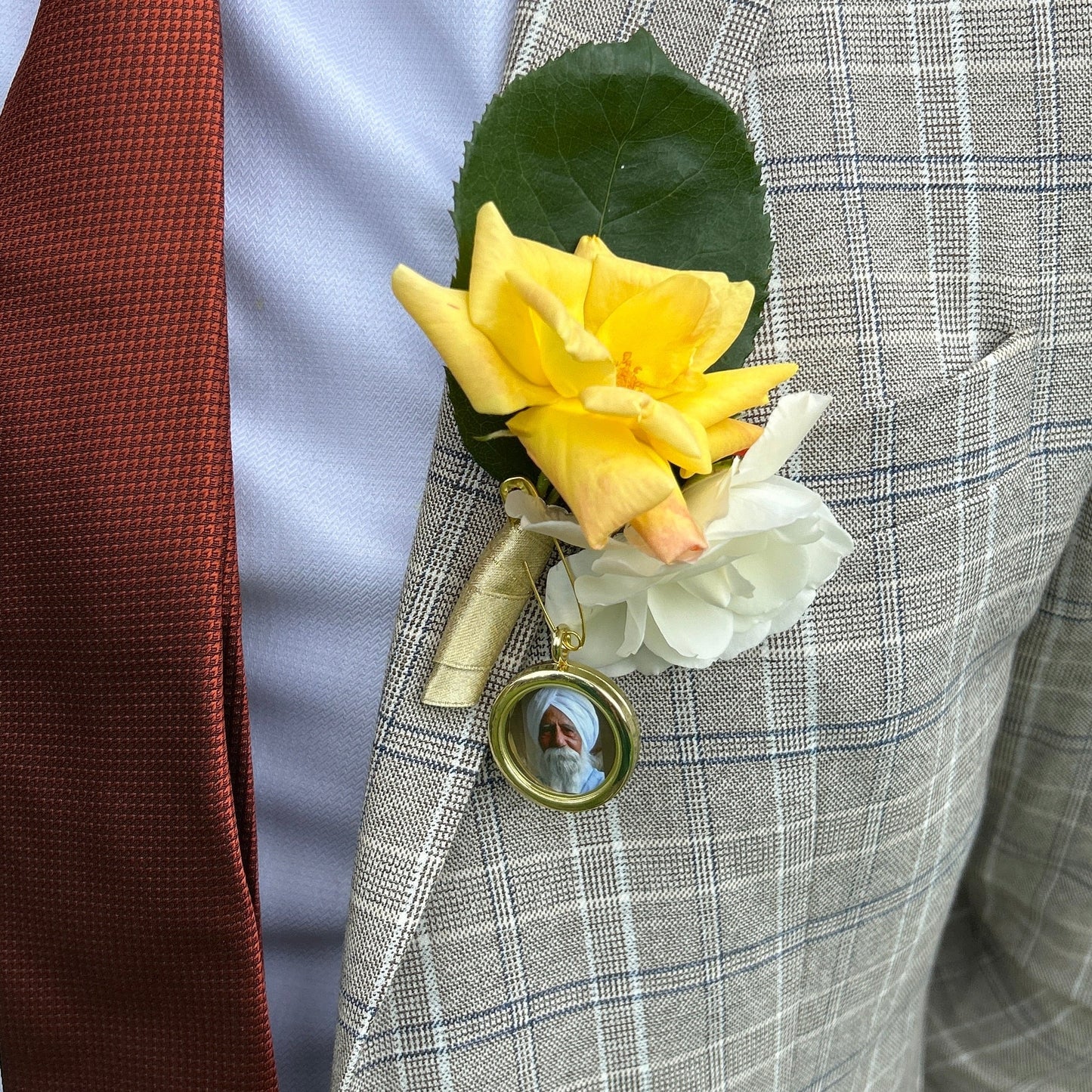 PERSONALISED BUTTONHOLE PICTURE PENDANTS