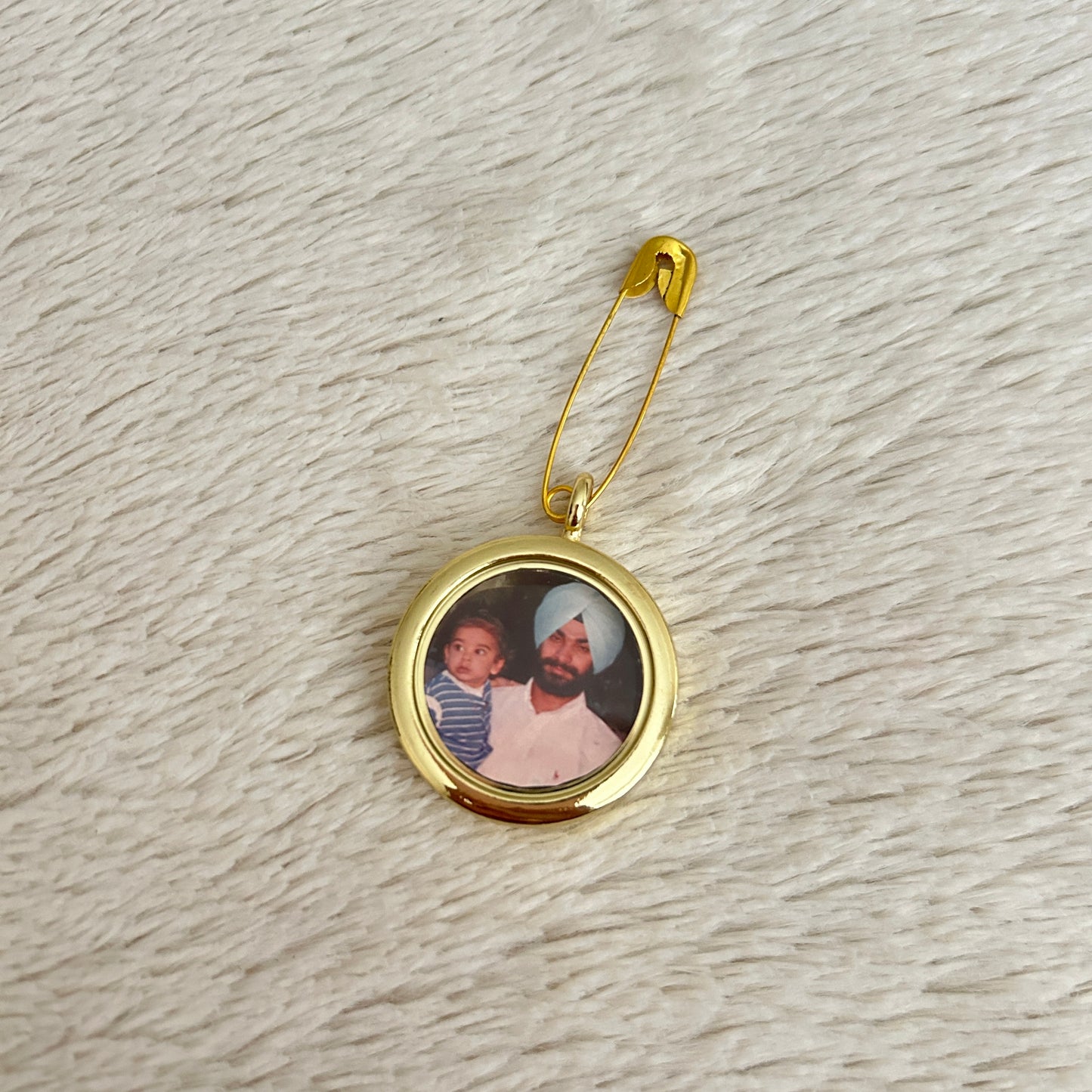 PERSONALISED BUTTONHOLE PICTURE PENDANTS
