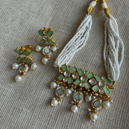 INAARA DAINTY KUNDAN SET