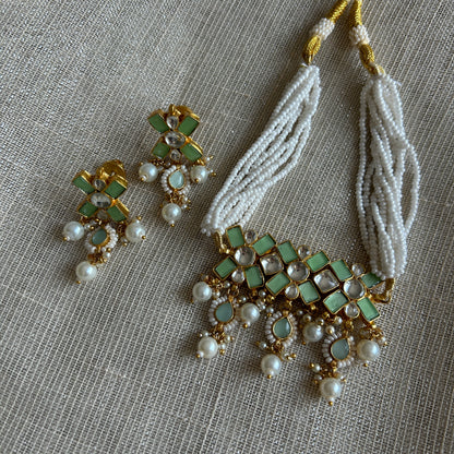 INAARA DAINTY KUNDAN SET